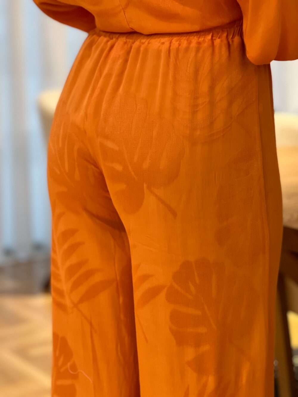 πορτοκαλι παντελονα με αναγλυφα σχεδια