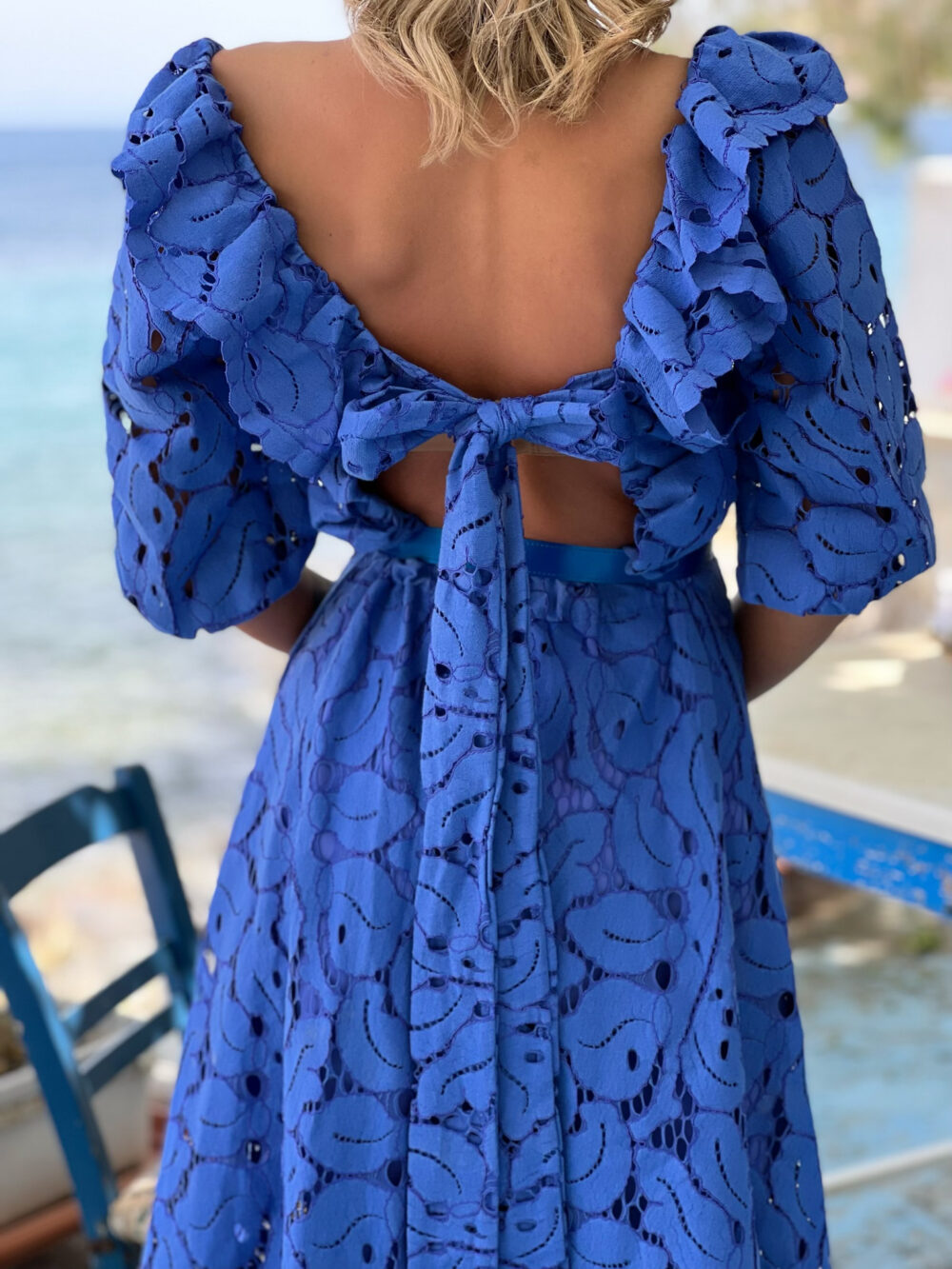φορεμα δαντελα μπλε ρουα μιντι με κομπο στην πλατη